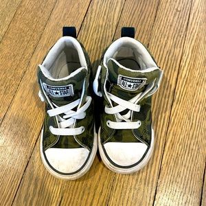 Size 8 camo Converse sneaks